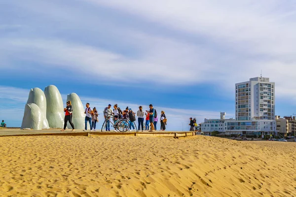 埃斯特角城 乌拉圭 2018年10月 游客在最著名的地标性纪念碑坐落在布拉瓦海滩 埃斯特角城 乌拉圭 — 图库照片
