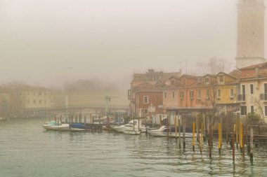 Kış kentsel olay yerinde küçük kanal Venedik kenti, İtalya