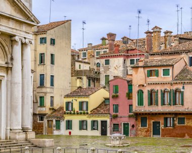 Kış kentsel olay yerinde küçük kanal Venedik kenti, İtalya