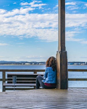 Punta Del Este, Uruguay, Ekim - 2018 - waterfront boardwalk Punta denizde izlerken kadın del este şehir, Uruguay