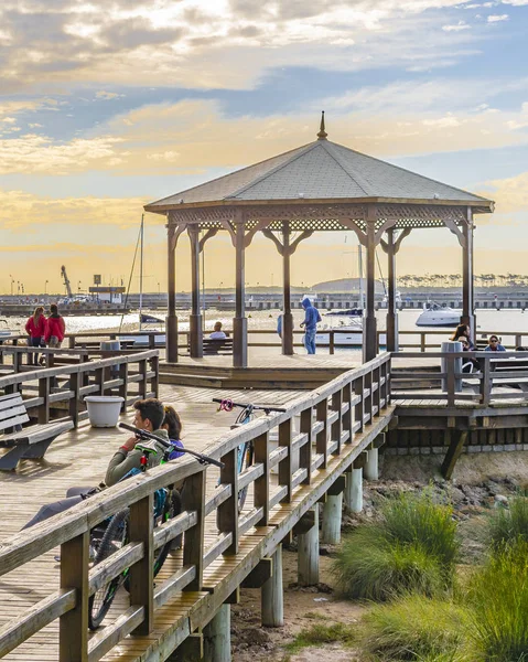 Punta Del Este Uruguay Říjen 2018 Lidé Slunných Zimních Nábřeží — Stock fotografie