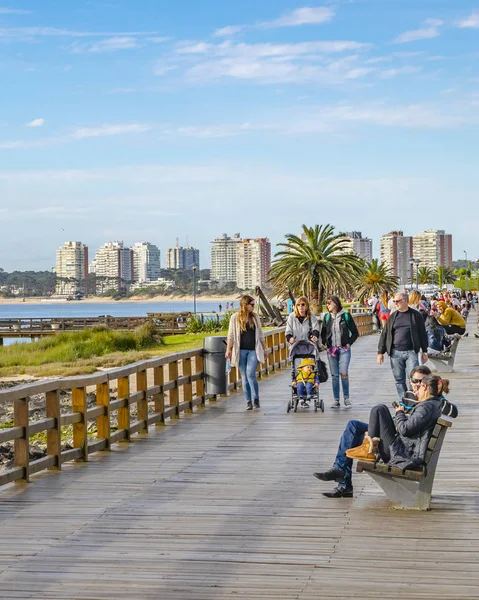 Punta Del Este Uruguay Outubro 2018 Pessoas Inverno Ensolarado Calçadão — Fotografia de Stock