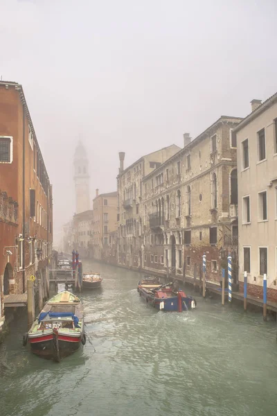 Niebla Escena Urbana Matutina Pequeño Canal Venecia Italia — Foto de Stock