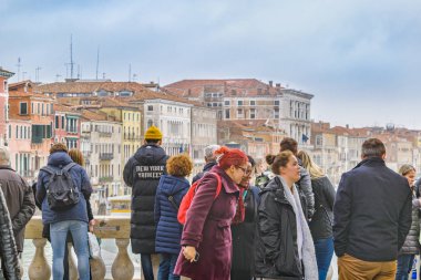 Venedik, İtalya, kalabalık Ocak - 2018 - görünüm kentsel sokak olay yerinde Venedik şehir, İtalya