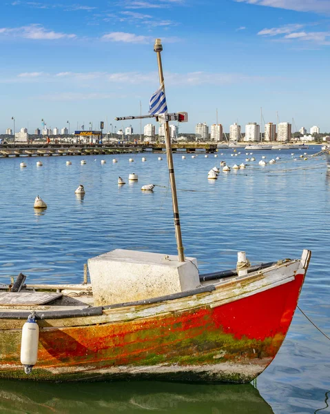 乌拉圭蓬塔德尔埃斯特 2018年10月 2018年10月 停在乌拉圭蓬塔德尔埃斯特市港口的旧小型渔船 — 图库照片