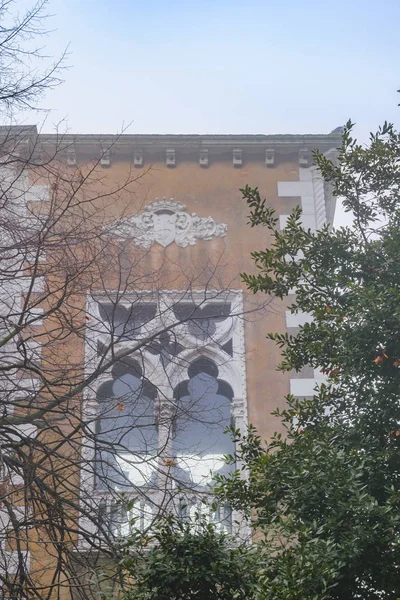 Finestra Dell Edificio Stile Gotico Dietro Gli Alberi Venezia — Foto Stock