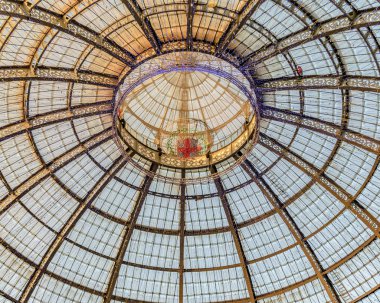 Düşük açılı iç görünüm cam çatı ünlü vittorio emanuele II lüks Galerisi Milano kenti, İtalya
