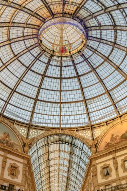 Düşük açılı iç görünüm cam çatı ünlü vittorio emanuele II lüks Galerisi Milano kenti, İtalya
