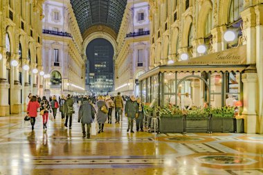 Milan, İtalya, Ocak - 2018 - iç gece sahne ünlü vittorio emanuele II lüks Galerisi Milano kenti, İtalya
