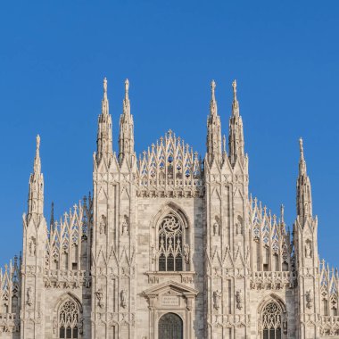 Düşük açılı dış görünümünü ünlü duomo milan katedral bina şehir, İtalya