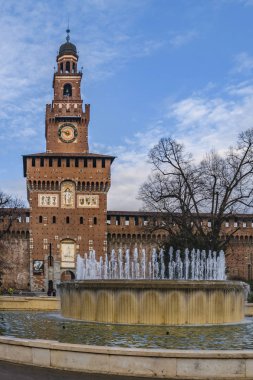 Sforza Kalesi, Milan, İtalya'nın tarihi merkezinde yer alan turistik cazibe Ortaçağ Kalesi dış görünümü