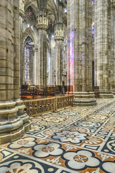 意大利米兰市著名的双人大教堂内部 — 图库照片