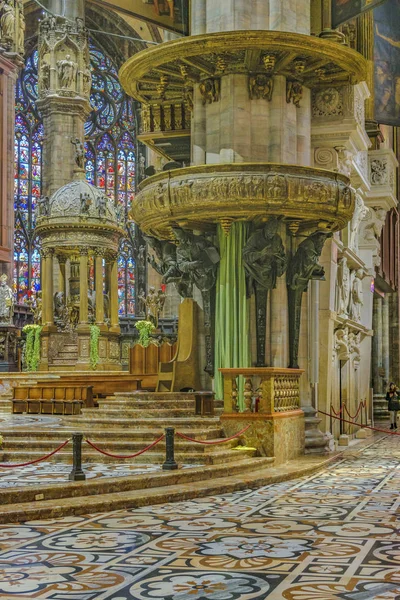 イタリア ミラノ市の有名なドゥオモ大聖堂の内部 — ストック写真