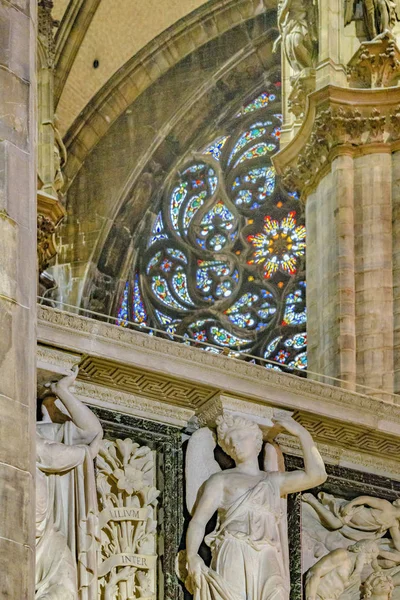 イタリア ミラノ市の有名なドゥオモ大聖堂の内部の詳細 — ストック写真