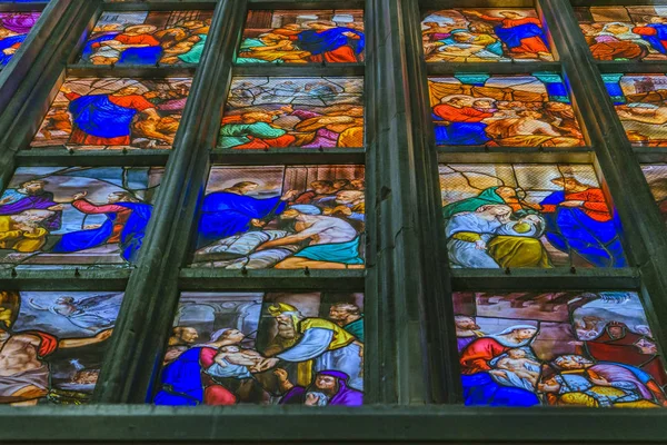 イタリア ミラノ市の有名なドゥオモ大聖堂の内部にキリスト教のシーン ウィンドウ ガラス作品 — ストック写真