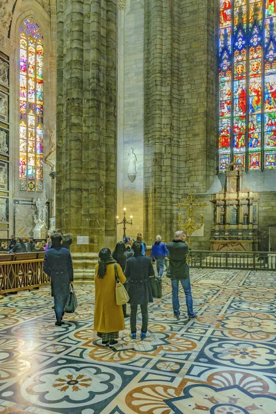 意大利米兰 2018年1月 意大利米兰市著名的双人大教堂内部的游客 — 图库照片