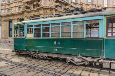Milan, İtalya, Ocak - 2018 - kentsel sokak sahne eski ile Tren karşıya tarihi merkezi Milano kenti, İtalya
