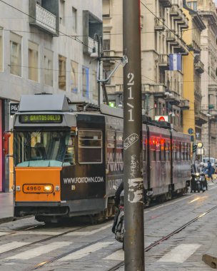 Milan, İtalya, Ocak - 2018 - kentsel sokak sahne ile tren ulaşım karşıya tarihi merkezi Milano kenti, İtalya