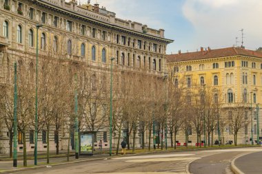 Milan, İtalya, Ocak - 2018 - Kış kentsel gün sahne zarif eski tarzı apartmanlar, piazza castello milan City
