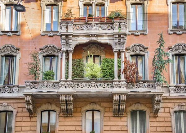 Dış cephe zarif eski tarzı apartmanlar milan City