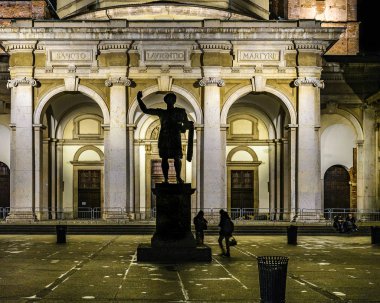 Milan, İtalya, Ocak - 2018 - atış gece sahne san lorenzo Bazilikası'nın dış önden görünüm.