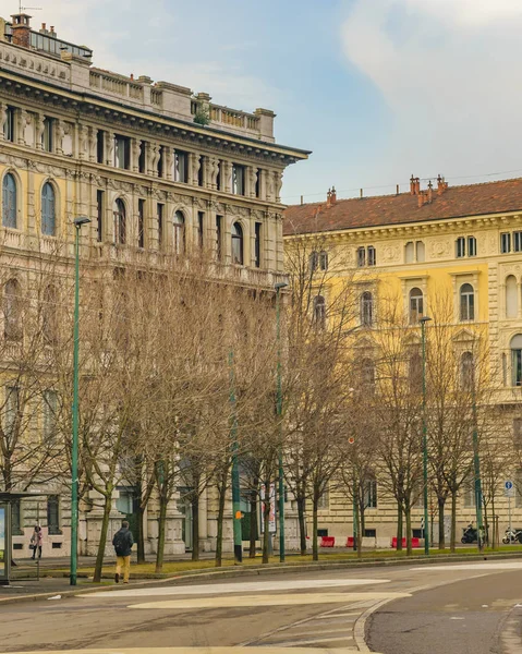 Milan, İtalya, Ocak - 2018 - Kış kentsel gün sahne zarif eski tarzı apartmanlar, piazza castello milan City