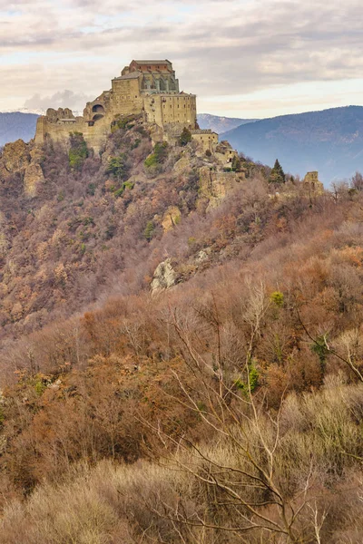 ミケーレ サクラ修道院ピアモンテ地方 イタリアの Pichiriano の山の上にある遠い外観 — ストック写真