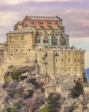 San michele sacra abbey piamonte bölgesinde, İtalya pichiriano dağın tepesine yer alan dış uzun mesafeli görünümü