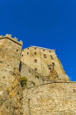 İtalya 'nın Piamonte bölgesindeki Pichiriano Dağı' nın tepesindeki San Michele Sacra Manastırı 'nın dış görünüşü.