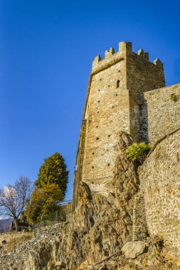 İtalya 'nın Piamonte bölgesindeki Pichiriano Dağı' nın tepesindeki San Michele Sacra Manastırı 'nın dış görünüşü.