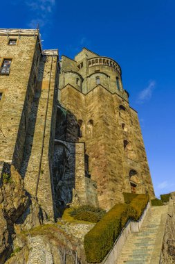 İtalya 'nın Piamonte bölgesindeki Pichiriano Dağı' nın tepesindeki San Michele Sacra Manastırı 'nın dış görünüşü.