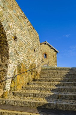 İtalya 'nın Piamonte bölgesindeki Pichiriano Dağı' nın tepesindeki San Michele Sacra Manastırı 'nın dış görünüşü.