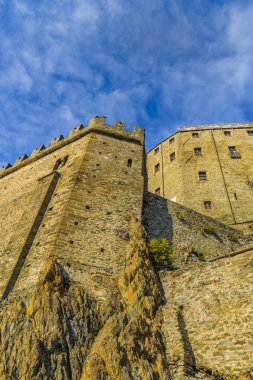 İtalya 'nın Piamonte bölgesindeki Pichiriano Dağı' nın tepesindeki San Michele Sacra Manastırı 'nın dış görünüşü.
