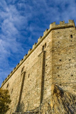 İtalya 'nın Piamonte bölgesindeki Pichiriano Dağı' nın tepesindeki San Michele Sacra Manastırı 'nın dış görünüşü.