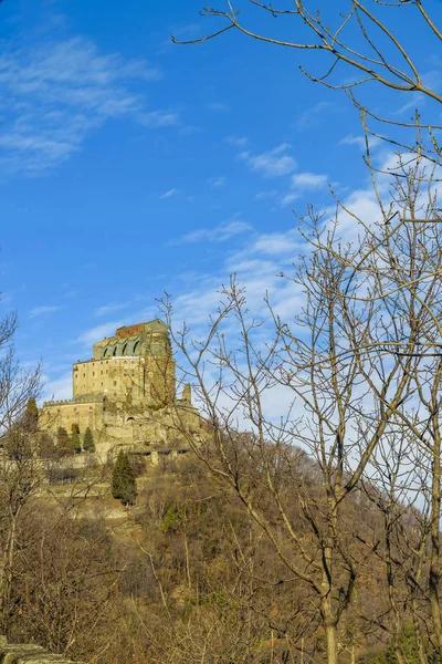 ピアモンテ地方 イタリアの Pichiriano の山の上に位置するミケーレ サクラ修道院サンの外装の側面図 — ストック写真