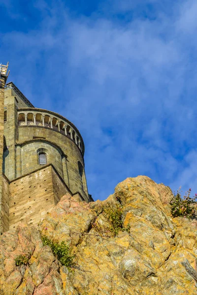 イタリア ピアモンテ地方のピチリアーノ山の頂上に位置するサンミケーレ サクラ修道院の外観の詳細 — ストック写真