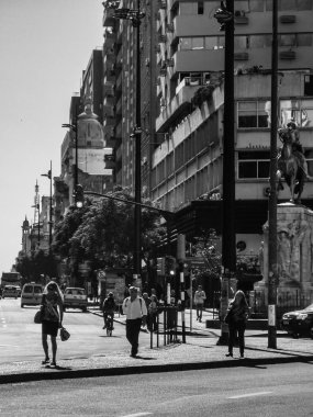 Montevideo, Uruguay, Mart - 2018 - yüksek karşıtlık kentsel sahne 18 de julio Street, ana caddenin şehrin montevideo, Uruguay