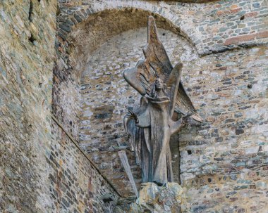 İtalya 'nın Piamonte bölgesindeki Pichiriano Dağı' nın tepesindeki San Michele Sacra Manastırı 'nın dış görünüşü.
