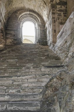 Dik taş merdiven iç ünlü sacra San michele abbey piamonte ilçesinde, İtalya bulunan
