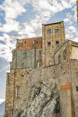 İtalya 'nın Piamonte bölgesindeki Pichiriano Dağı' nın tepesindeki San Michele Sacra Manastırı 'nın dış görünüşü.