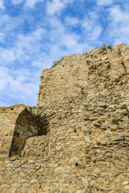 İtalya 'nın Piamonte bölgesindeki Pichiriano Dağı' nın tepesindeki San Michele Sacra Manastırı 'nın dış görünüşü.
