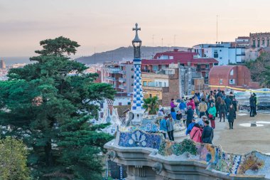 Barselona, İspanya, Ocak - 2018 - grup turist guell Park, Barcelona, İspanya