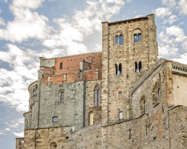 İtalya 'nın Piamonte bölgesindeki Pichiriano Dağı' nın tepesindeki San Michele Sacra Manastırı 'nın dış görünüşü.