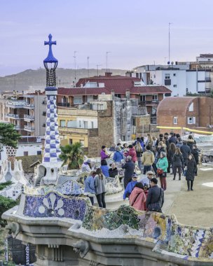 Barselona, İspanya, Ocak - 2018 - grup turist guell Park, Barcelona, İspanya