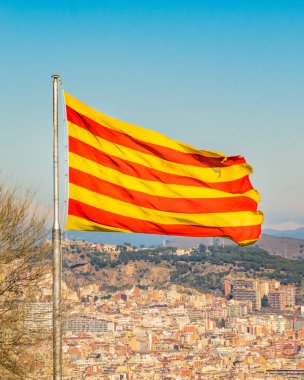 Montjuic Kalesi bakış açısı görünümünü catalunya bayrak ve barcelona cityscape arka plan