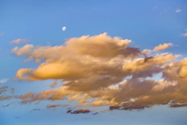 云朵和蓝天背景最小样式的相片 — 图库照片
