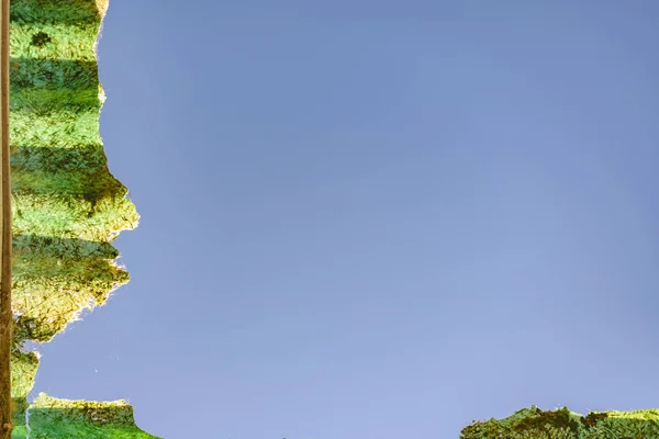 Toit Tôle Cassé Angle Bas Sur Fond Ciel Bleu — Photo