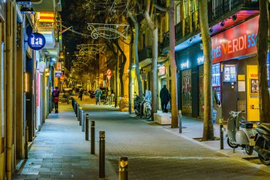 Barselona, İspanya, Ocak - 2018 - kentsel sokak gece olay bohem mahalle barcelona şehrinin yerinde.