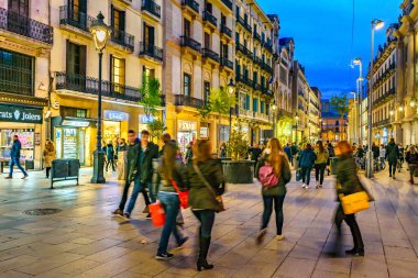 Barselona, İspanya, Ocak - 2018 - kentsel gece olay yerinde la rambla barcelona şehir sokak.
