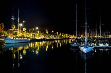 Barselona, İspanya, Ocak - 2018 - gece sahne shot port barcelona city adlı, İspanya Park tekneler ile